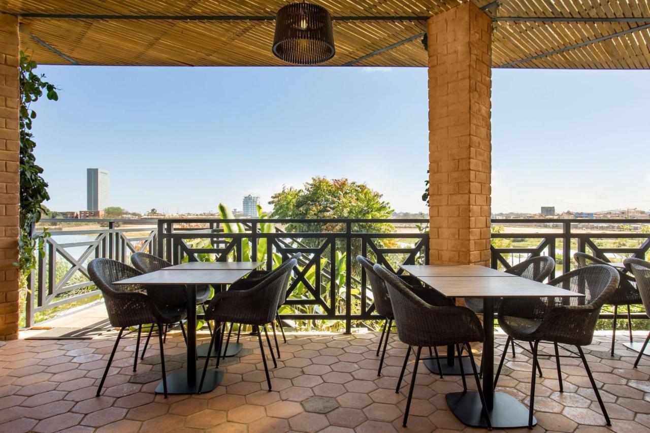 Radisson Hotel Tamboho Waterfront Антананариву Экстерьер фото
